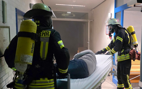 FW Celle: Feuer in Kinderklinik und Verkehrsunfall - die Celler Feuerwehr übte heute den Ernstfall im AKH und auf dem Wilhelm-Heinichen-Ring! - Foto: presseportal.de