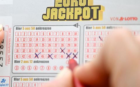 Volltreffer: Auf einem Schein aus Nordrhein-Westfalen sind alle Gewinnzahlen vom Freitag notiert. (Symbolbild) - Foto: Bernd Weißbrod/dpa