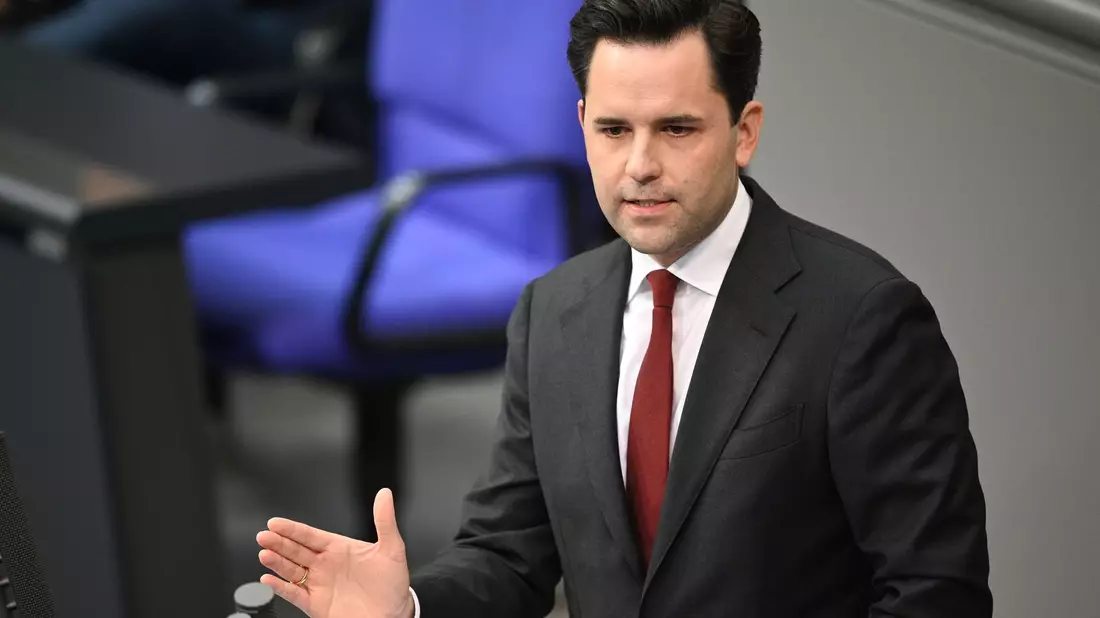 Der Vorsitzende der Jungen Union, Johannes Winkel, verlangt von der Bundesregierung große Sozialreformen. (Archivfoto) - Bild: Niklas Graeber/dpa