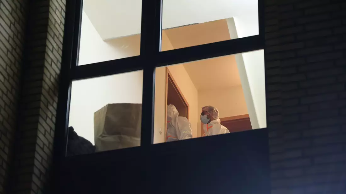 Bei einem Polizeieinsatz in Hamburg ist eine Frau wegen des Verdachts festgenommen worden, einen Mann getötet zu haben. - Bild: Georg Wendt/dpa