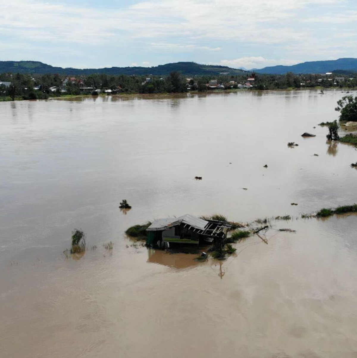 «Kalmaegi» hatte am Freitag Vietnam erreicht. - Foto: Hau Dinh/AP/dpa