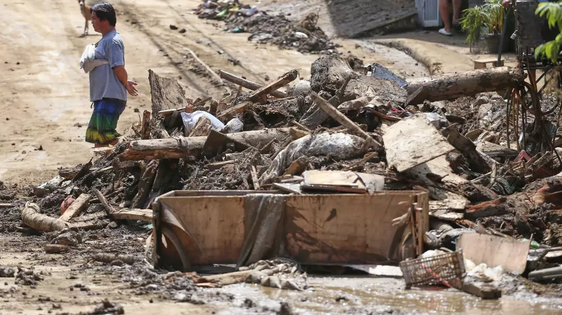 Trümmer entlang einer Straße auf den Philippinen. - Bild: Jacqueline Hernandez/AP/dpa