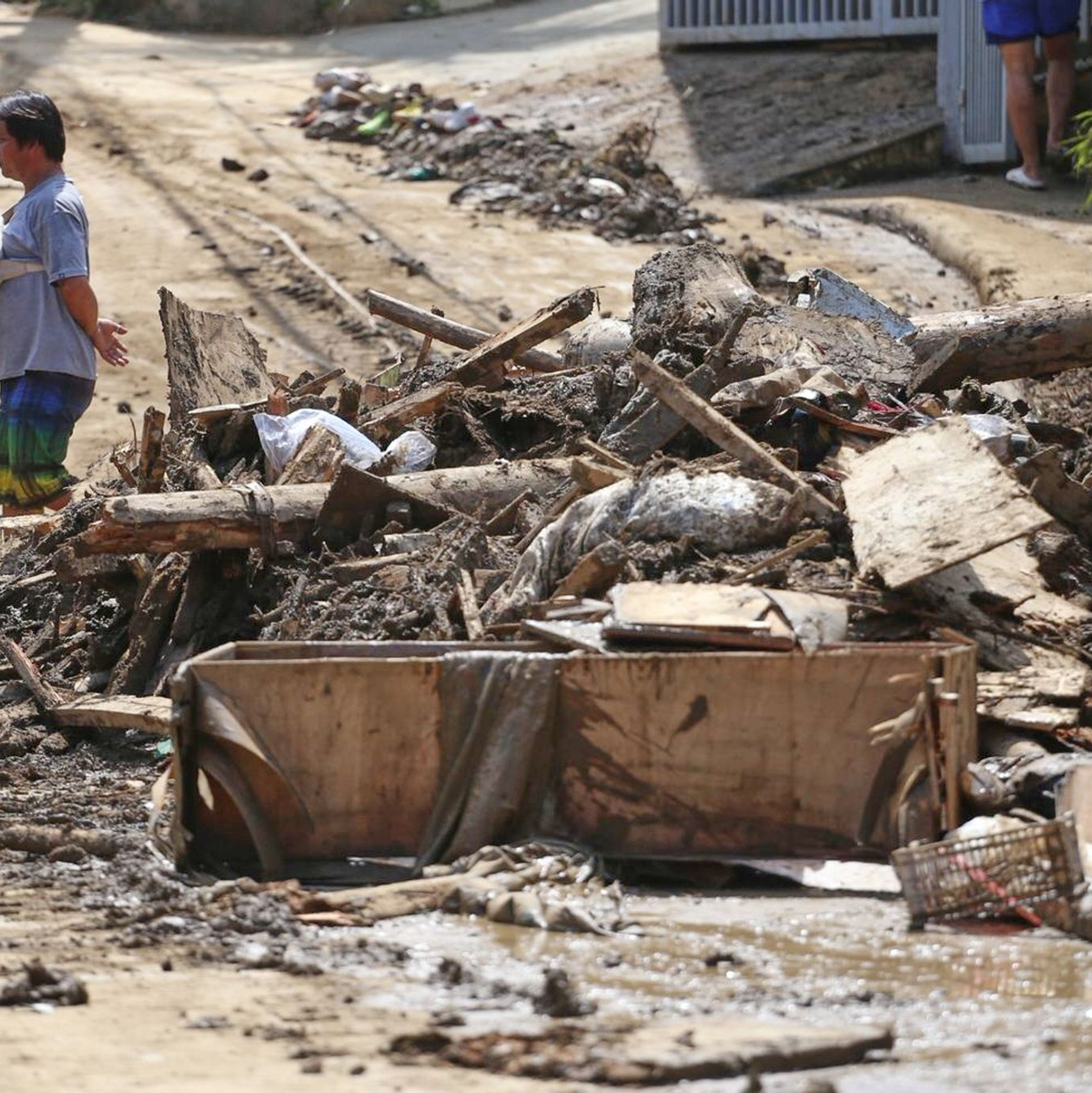 Trümmer entlang einer Straße auf den Philippinen. - Foto: Jacqueline Hernandez/AP/dpa