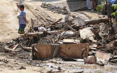 Trümmer entlang einer Straße auf den Philippinen. - Foto: Jacqueline Hernandez/AP/dpa