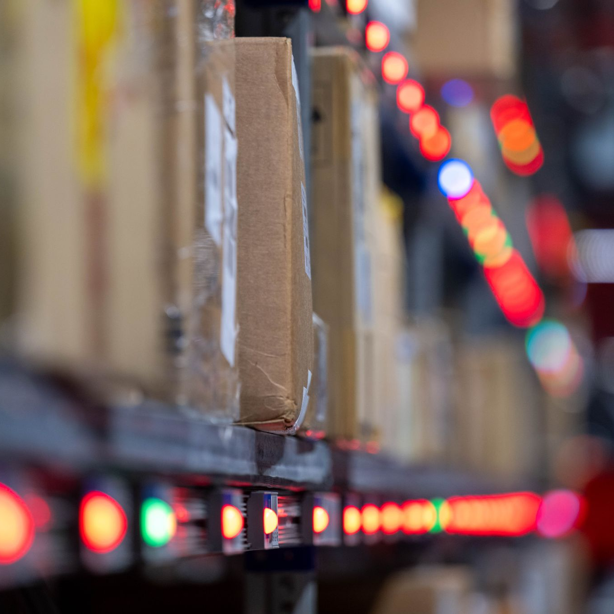 Der deutsche Zoll untersucht Pakete an Flughäfen stichprobenartig. - Foto: Hendrik Schmidt/dpa