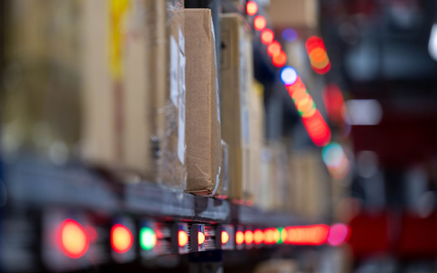 Der deutsche Zoll untersucht Pakete an Flughäfen stichprobenartig. - Foto: Hendrik Schmidt/dpa