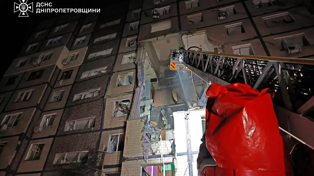Bei dem Drohneneinschlag in einem mehrstöckigen Wohnhaus in Dnipro verloren zahlreiche Menschen ihre Wohnungen. - Bild: Uncredited/Ukrainian Emergency Service/AP/dpa