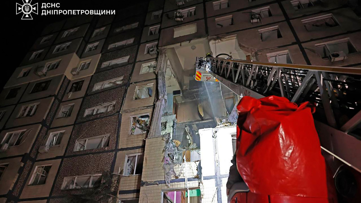 Bei dem Drohneneinschlag in einem mehrstöckigen Wohnhaus in Dnipro verloren zahlreiche Menschen ihre Wohnungen. - Foto: Uncredited/Ukrainian Emergency Service/AP/dpa