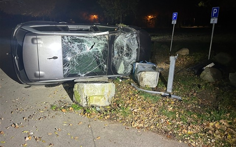 POL-PDLD: Germersheim - Fahrzeug überschlägt sich, Fahrzeuginsassen flüchten - Foto: presseportal.de