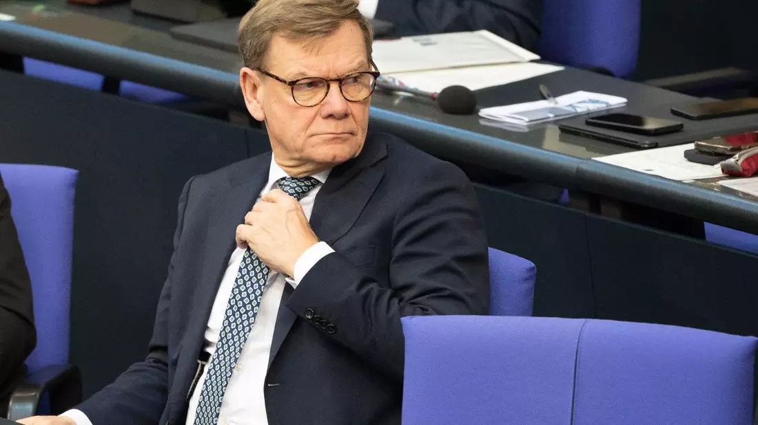 Außenminister Johann Wadephul (CDU) wollte eigentlich per Regierungsflugzeug zu einem Gipfeltreffen nach Kolumbien reisen. Weil es einen Defekt an der Maschine gab, muss er umplanen und zunächst Linie fliegen. (Archivbild) - Bild: Alicia Windzio/dpa