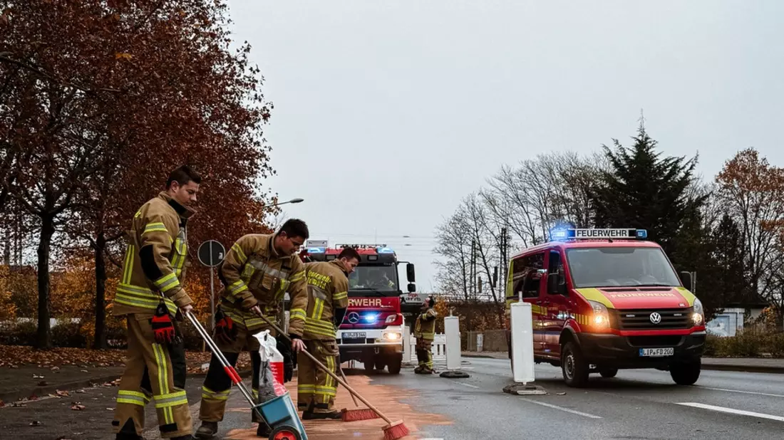 FW-DT: Ölspur auf mehreren Straßen in der Innenstadt - Bild: presseportal.de