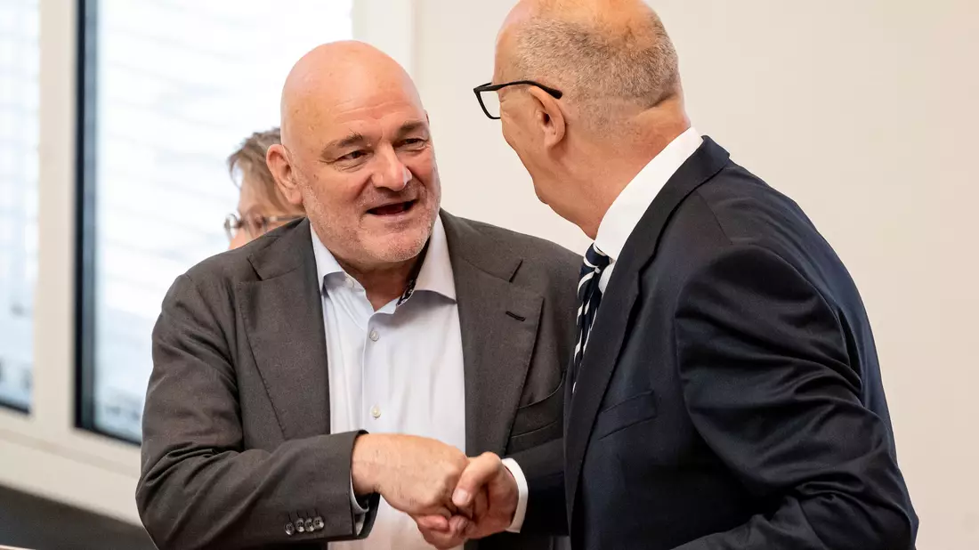 Die SPD/BSW-Koalition mit Ministerpräsident Dietmar Woidke (SPD) und Vize-Regierungschef Robert Crumbach (BSW) berät über zwei in der BSW-Fraktion umstrittene Medienstaatsverträge (Archivbild). - Bild: Fabian Sommer/dpa