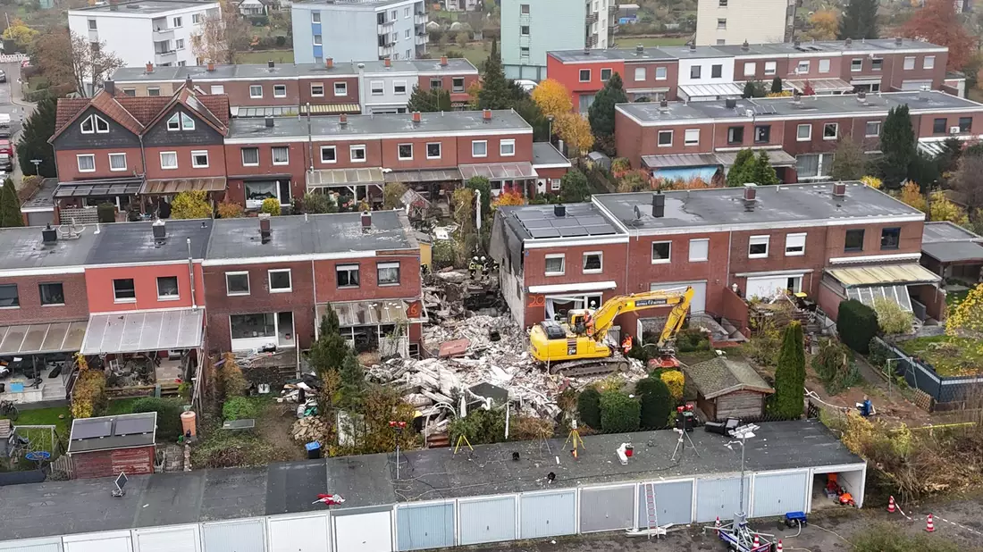 Nach der Suche nach einem 83 Jahre alten Bewohner bleibt von dem Reihenhaus nicht mehr viel übrig. - Bild: Benjamin Müller/dpa