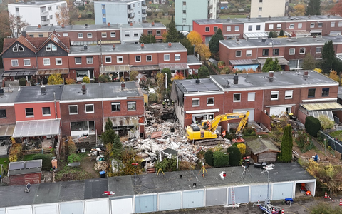 Nach der Suche nach einem 83 Jahre alten Bewohner bleibt von dem Reihenhaus nicht mehr viel übrig. - Foto: Benjamin Müller/dpa