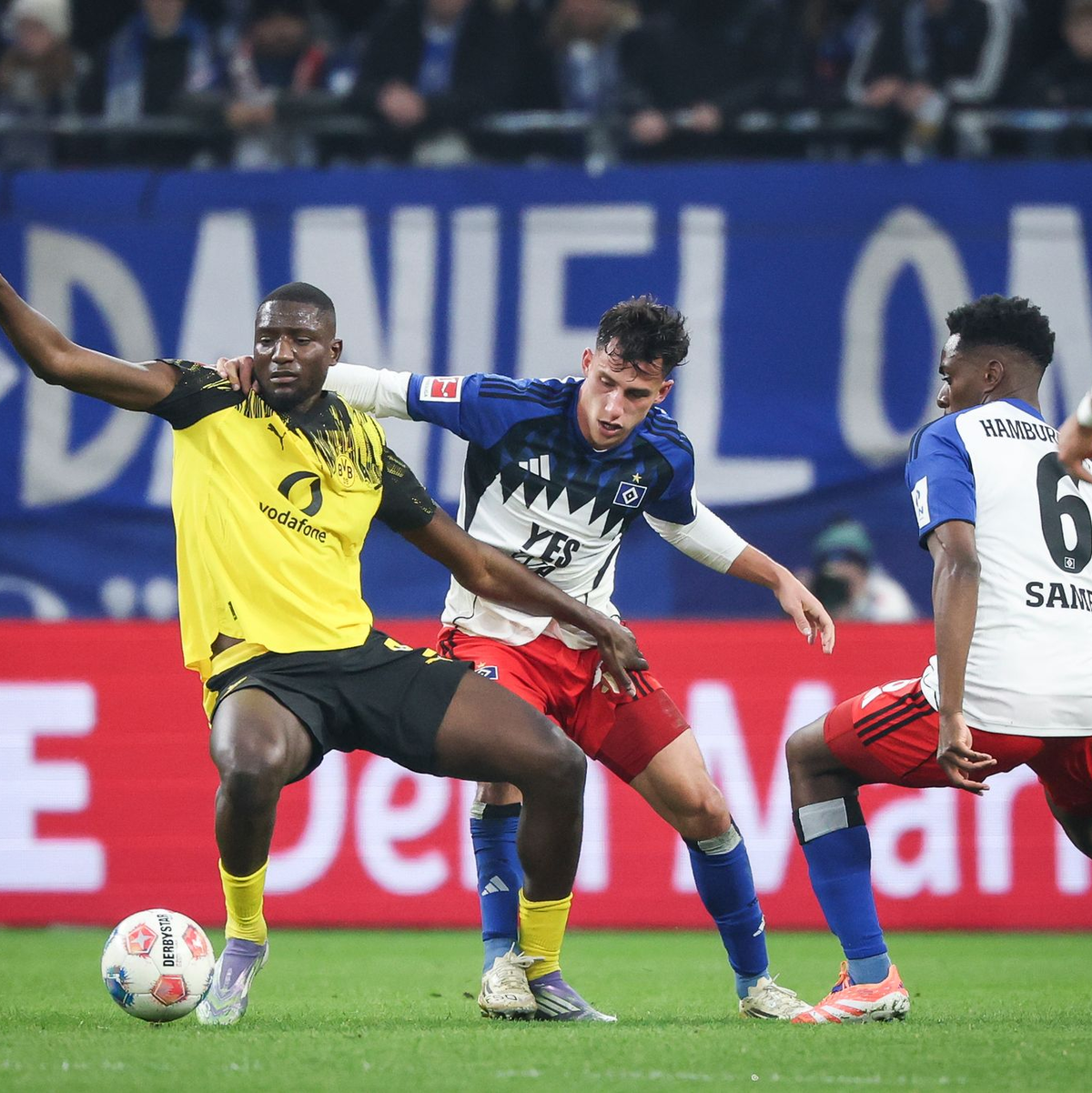 Nico Schlotterbeck (sitzend) hat sich am Fuß verletzt. (Archivbild) - Foto: Christian Charisius/dpa