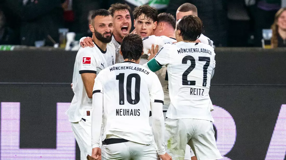 Derbyzeit am Rhein: Kölns Said El Mala (l) im Duell mit dem Gladbacher Joe Scally. - Bild: David Inderlied/dpa