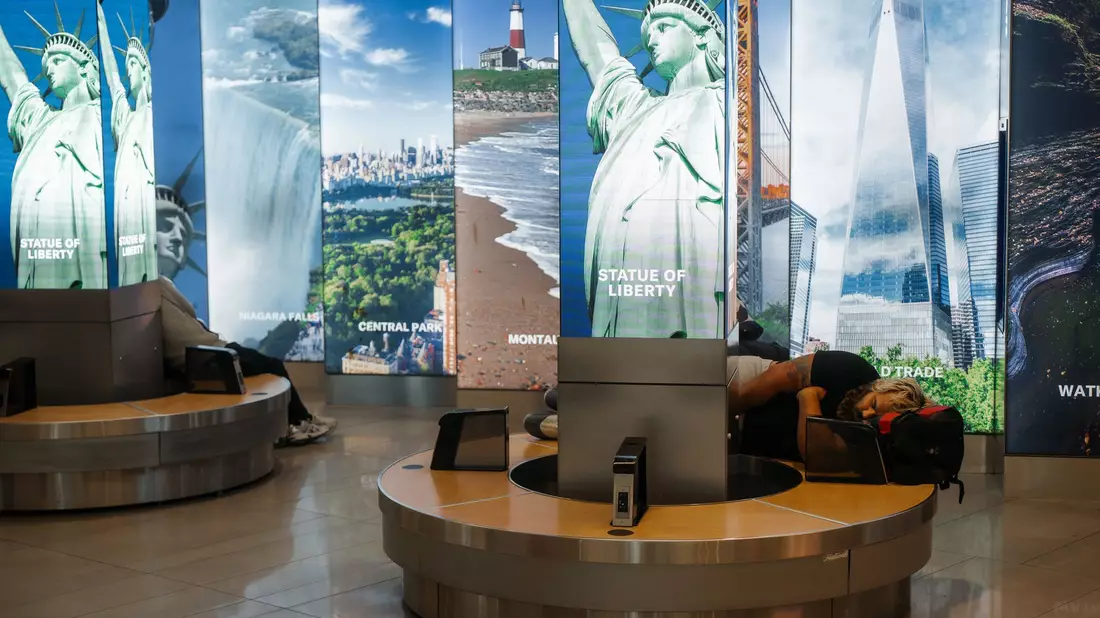 An vielen Flughäfen in den USA müssen Reisende sich auf lange Wartezeiten einstellen - so wie hier am LaGuardia International Airport in New York.  - Bild: Olga Fedorova/FR172242 AP/AP/dpa