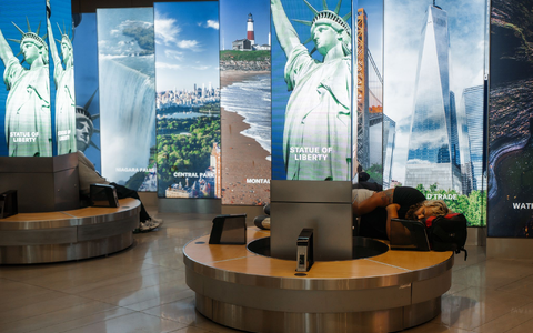 An vielen Flughäfen in den USA müssen Reisende sich auf lange Wartezeiten einstellen - so wie hier am LaGuardia International Airport in New York.  - Foto: Olga Fedorova/FR172242 AP/AP/dpa