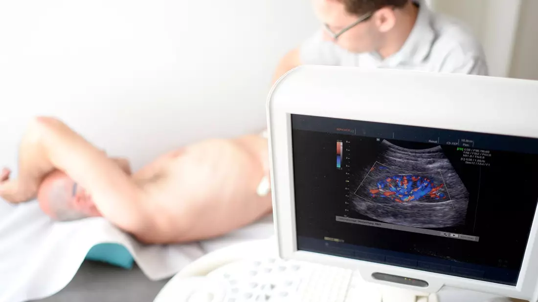 Ein Mediziner untersucht die Niere eines Patienten mit einem Ultraschallgerät - Bild: Maurizio Gambarini/dpa