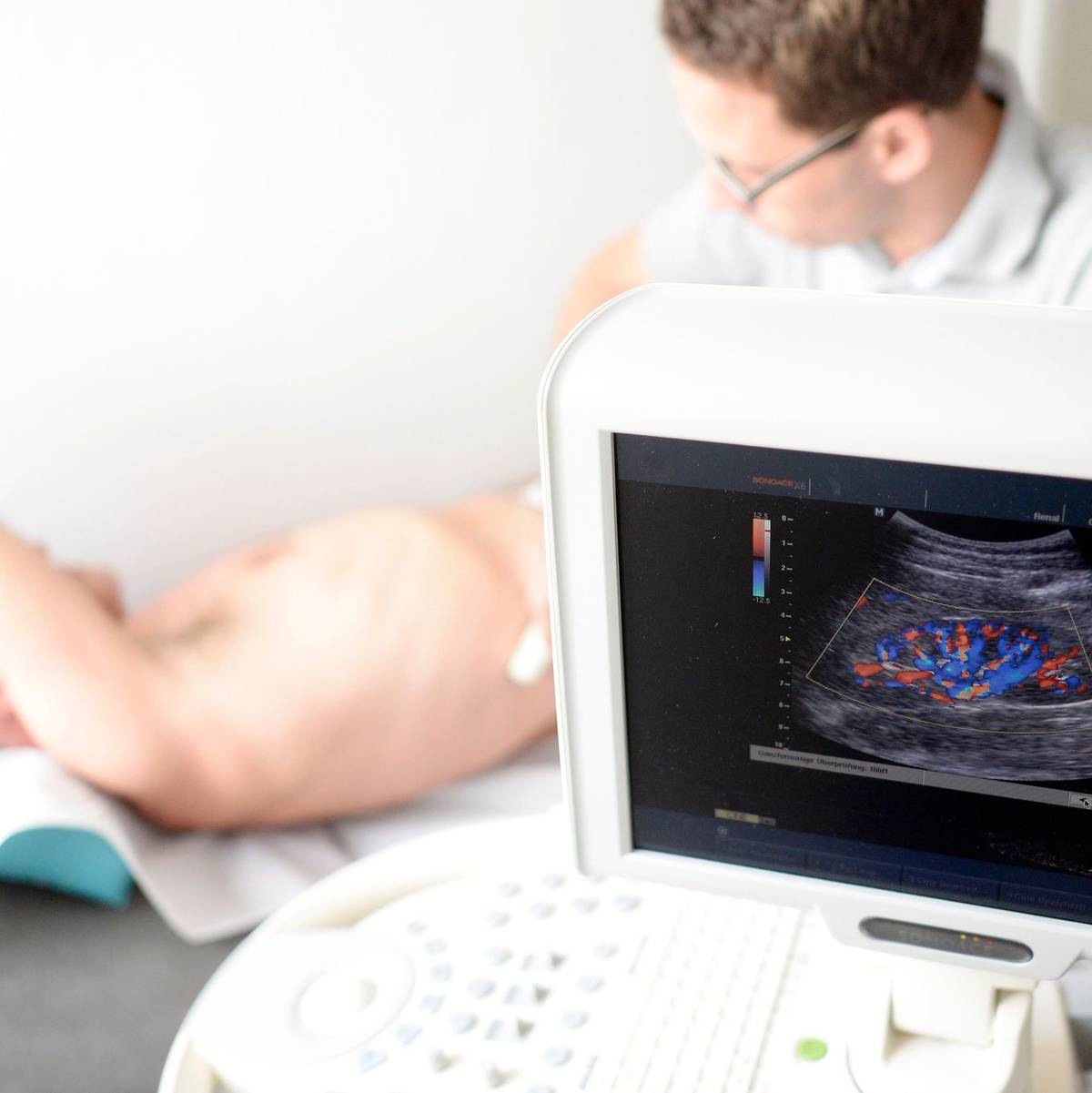 Ein Mediziner untersucht die Niere eines Patienten mit einem Ultraschallgerät - Foto: Maurizio Gambarini/dpa