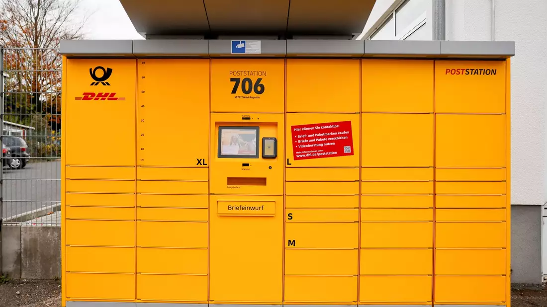 Da ist ja doch mal ein Postler an der Automaten-Filiale! Aber nur kurz - er leert den Briefkasten und fährt rasch davon. - Bild: Thomas Banneyer/dpa
