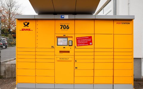 Da ist ja doch mal ein Postler an der Automaten-Filiale! Aber nur kurz - er leert den Briefkasten und fährt rasch davon. - Foto: Thomas Banneyer/dpa