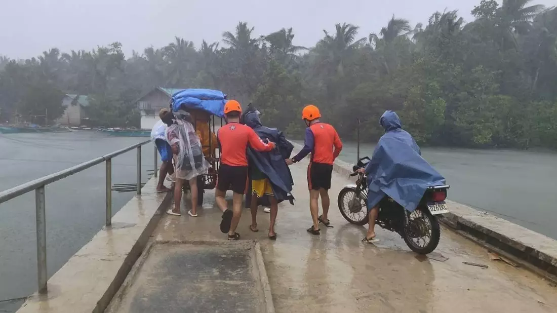 Die Menschen wappnen sich für den Sturm. - Bild: Uncredited/PHILIPPINE COAST GUARD/AP/dpa