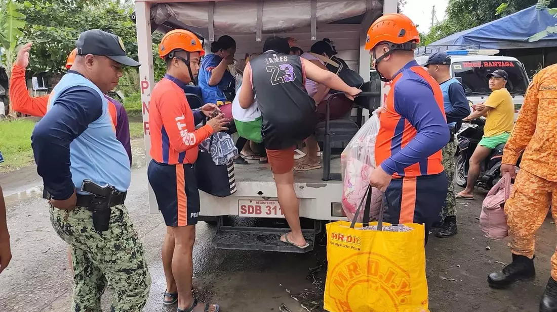 Hunderttausende müssen ihre Häuser verlassen. - Bild: Uncredited/PHILIPPINE COAST GUARD/AP/dpa