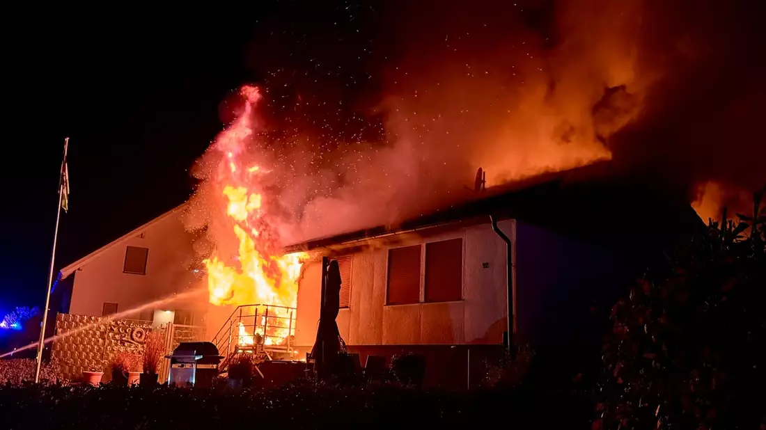 FW-OE: Gebäudevollbrand in Attendorn-Biekhofen - Bild: presseportal.de