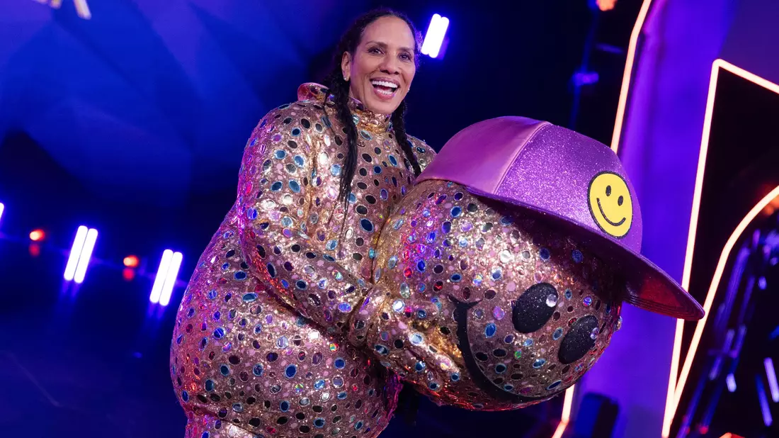 Enttarnt in Folge 1: Barbara Becker trug ein glitzerndes Smiley-Kostüm. (Archivbild) - Bild: Rolf Vennenbernd/dpa