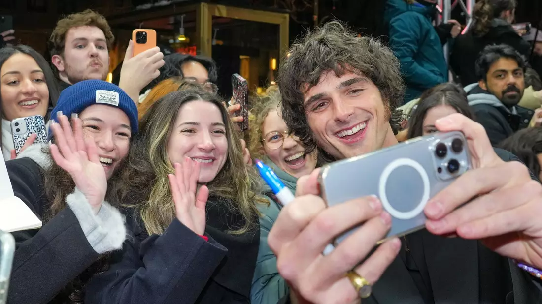 Nahbar, lieb, süüüüß: Schauspieler Jacob Elordi macht auch mal Selfies mit Fans. (Archivbild) - Bild: Soeren Stache/dpa