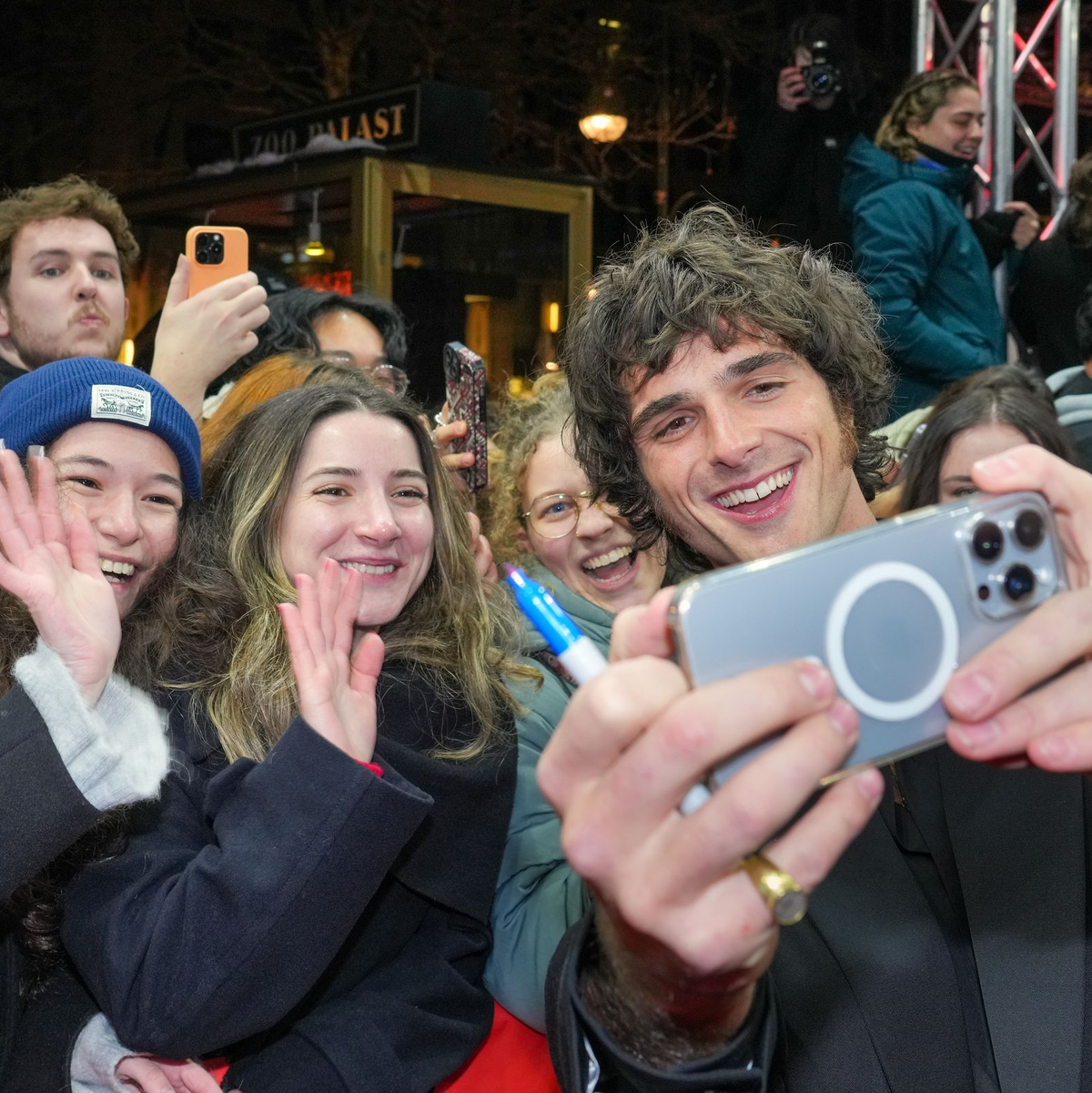 Nahbar, lieb, süüüüß: Schauspieler Jacob Elordi macht auch mal Selfies mit Fans. (Archivbild) - Foto: Soeren Stache/dpa