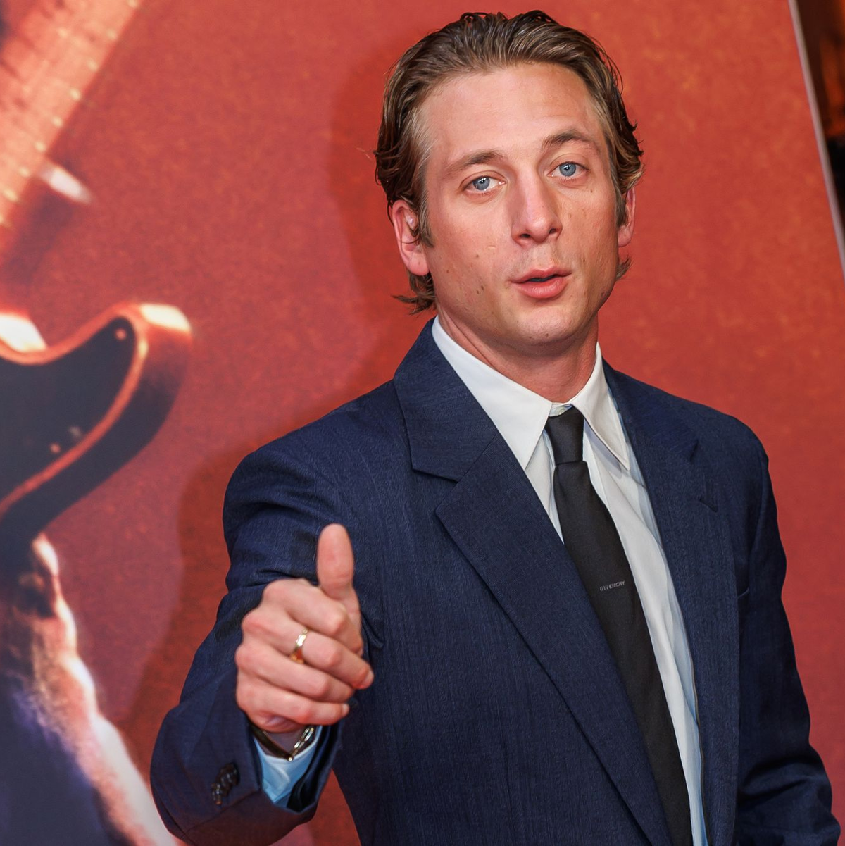 Schauspieler Jeremy Allen White hat ein Faible für melancholische Rollen und zarte Hobbys wie Blumen kaufen. (Archivbild) - Foto: Andreas Gora/dpa