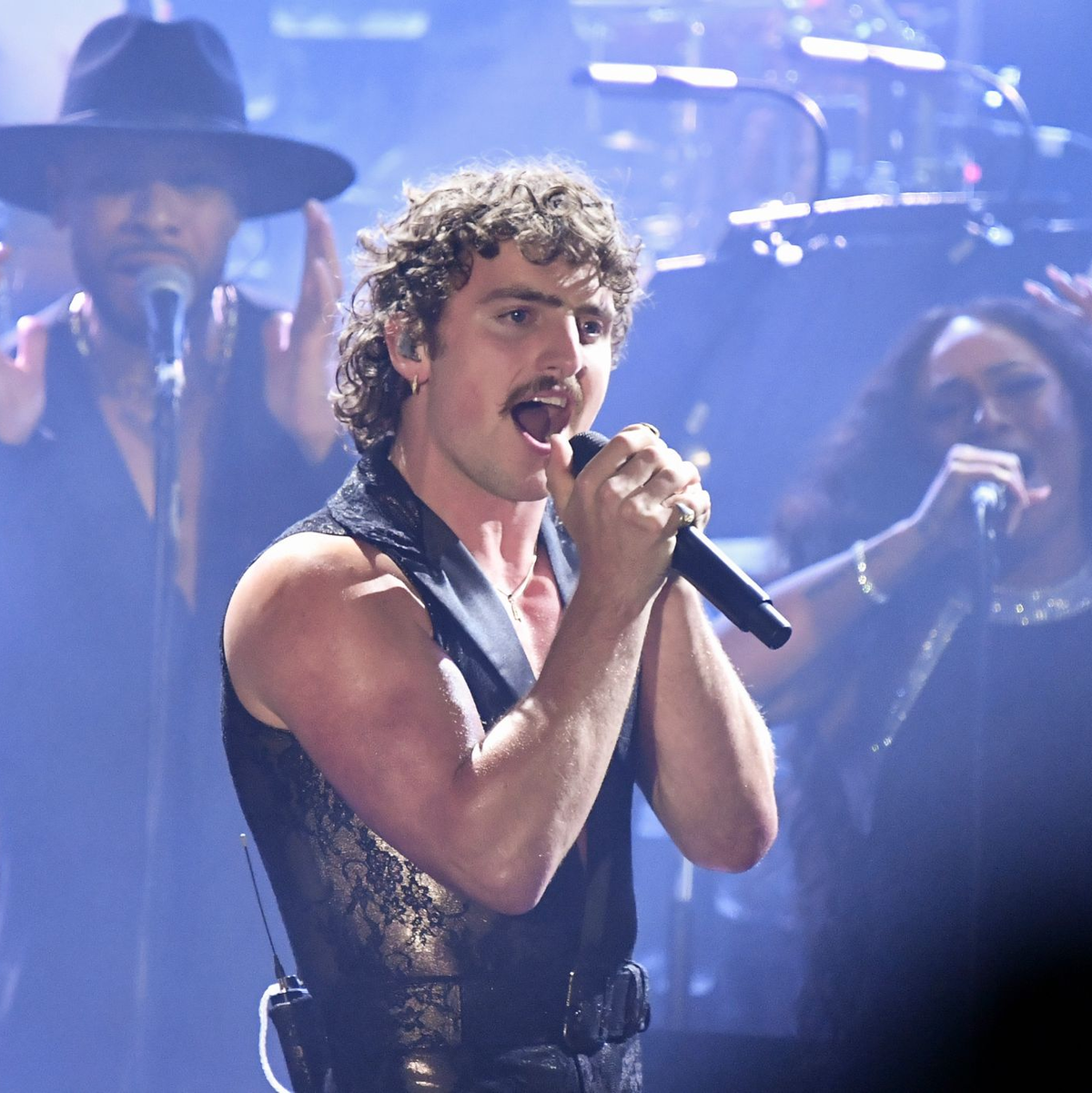 Muskeln und Moustache: Benson Boone tritt oft mit einer gewissen Ironie auf, die nicht nur, aber auch Frauen sehr gefällt. (Archivbild) - Foto: Richard Shotwell/Invision/dpa