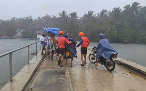 Auf der Flucht vor Supertaifun «Fung-Wong» haben fast eine Million Bewohner der Philippinen ihre Häuser verlassen müssen. - Foto: Uncredited/PHILIPPINE COAST GUARD/AP/dpa