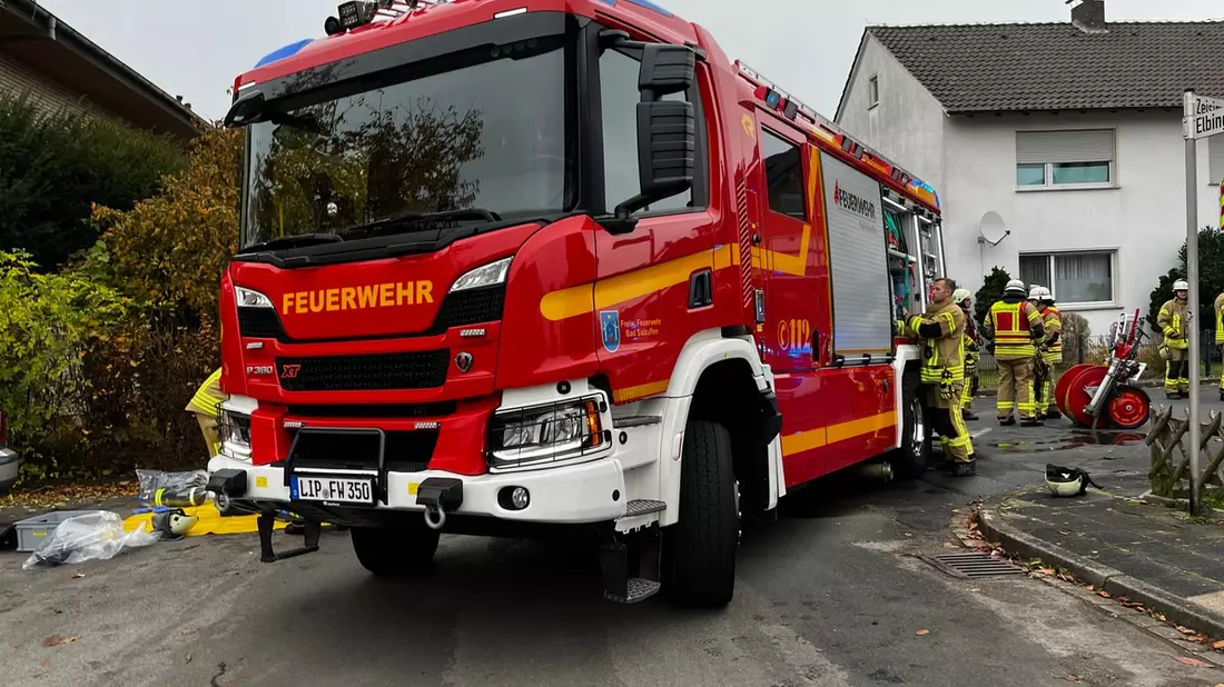 FF Bad Salzuflen: Kellerbrand sorgt für Stromausfall in Lockhausen / Feuerwehr ist mit 30 Einsatzkräften im Zeisigweg vor Ort - Bild: presseportal.de