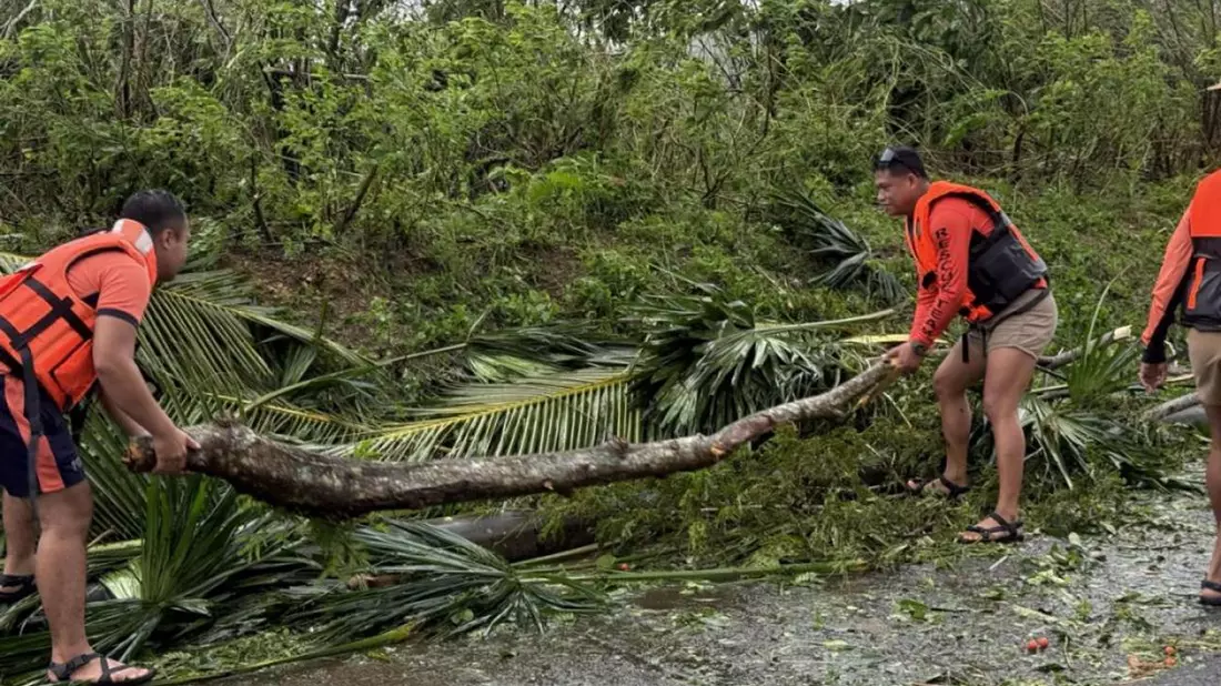 «Fung-Wong» sorgte bereits vor seiner Ankunft für umgestürzte Bäume und erste Tote. - Bild: Uncredited/PHILIPPINE COAST GUARD/AP/dpa