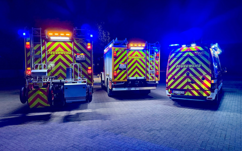 FW Hünxe: Feuerwehrfahrzeuge erhalten neue Heckwarnbeklebung zur Erhöhung der Sicherheit - Foto: presseportal.de