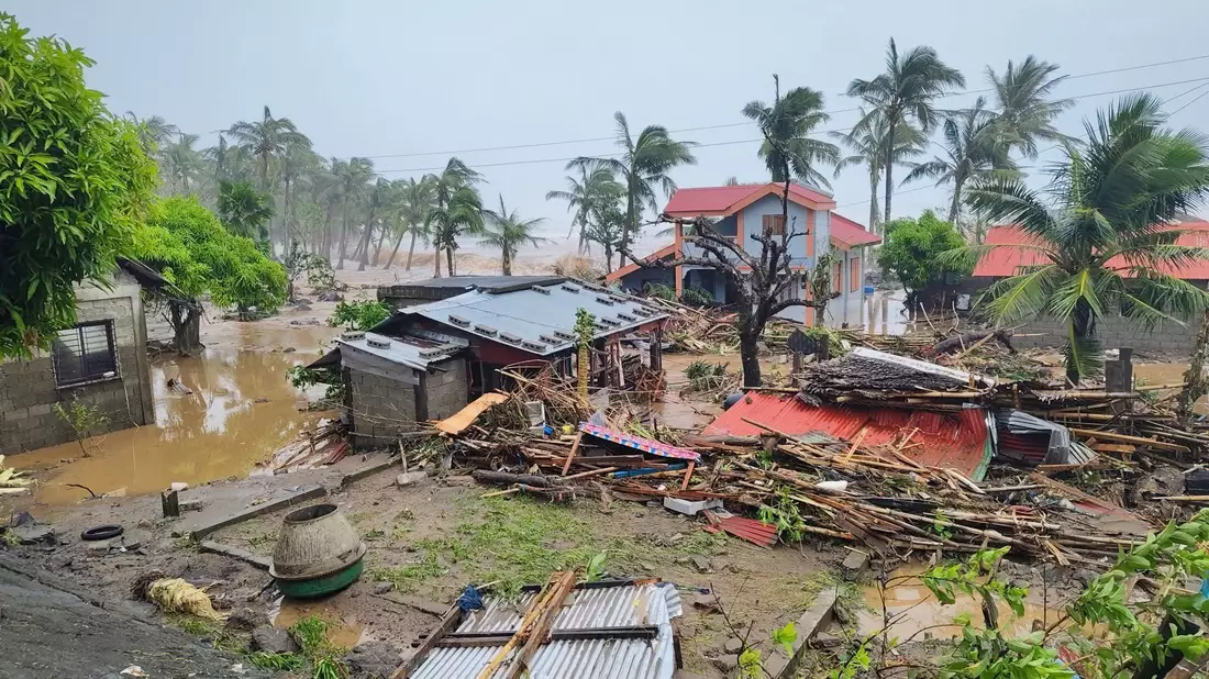 Der Supertaifun «Fung-Wong» hat die Philippinen erreicht. - Bild: ---/Catanduanes LGU/XinHua/dpa