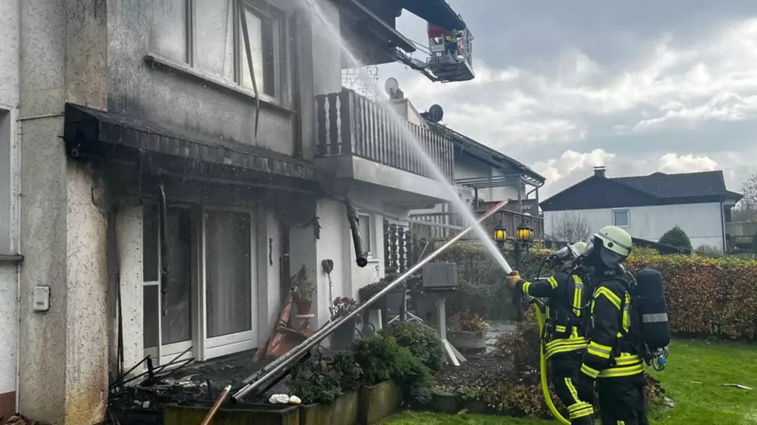FW Ense: Schnelles Eingreifen der Feuerwehr verhindert Brandausbreitung / Erster Realeinsatz der neuen Drehleiter - Bild: presseportal.de
