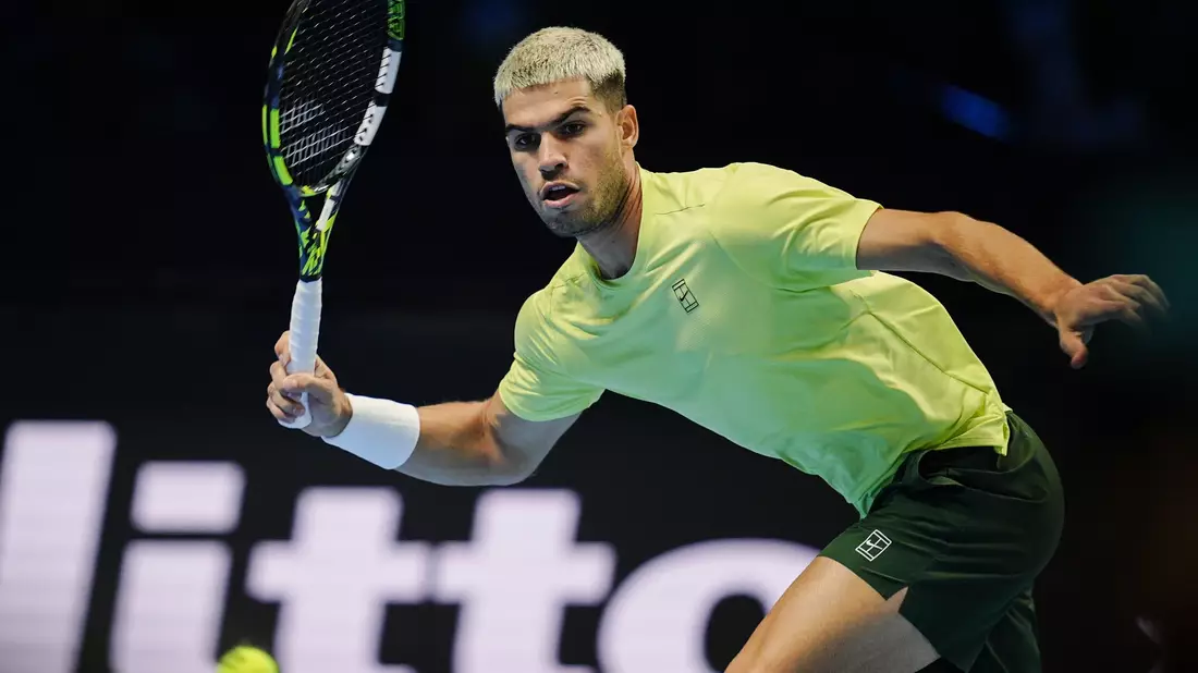 Carlos Alcaraz gewinnt sein Auftaktmatch bei den ATP Finals. - Bild: Marco Alpozzi/LaPresse via ZUMA Press/dpa