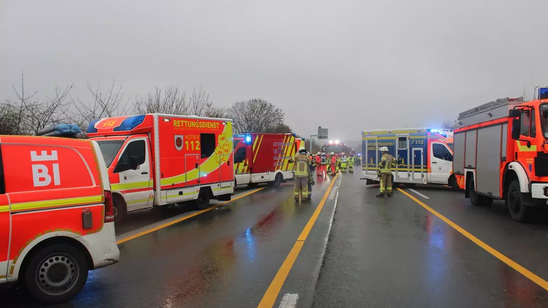 FF Bad Salzuflen: Vier Verletzte nach schwerem Unfall auf der Autobahn 2 in Höhe Herford/Bad Salzuflen / Feuerwehr und Rettungsdienst ist mit 70 Einsatzkräften über mehrere Stunden im Einsatz - Bild: presseportal.de