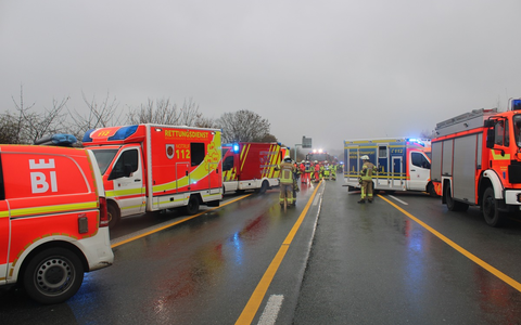 FF Bad Salzuflen: Vier Verletzte nach schwerem Unfall auf der Autobahn 2 in Höhe Herford/Bad Salzuflen / Feuerwehr und Rettungsdienst ist mit 70 Einsatzkräften über mehrere Stunden im Einsatz - Foto: presseportal.de