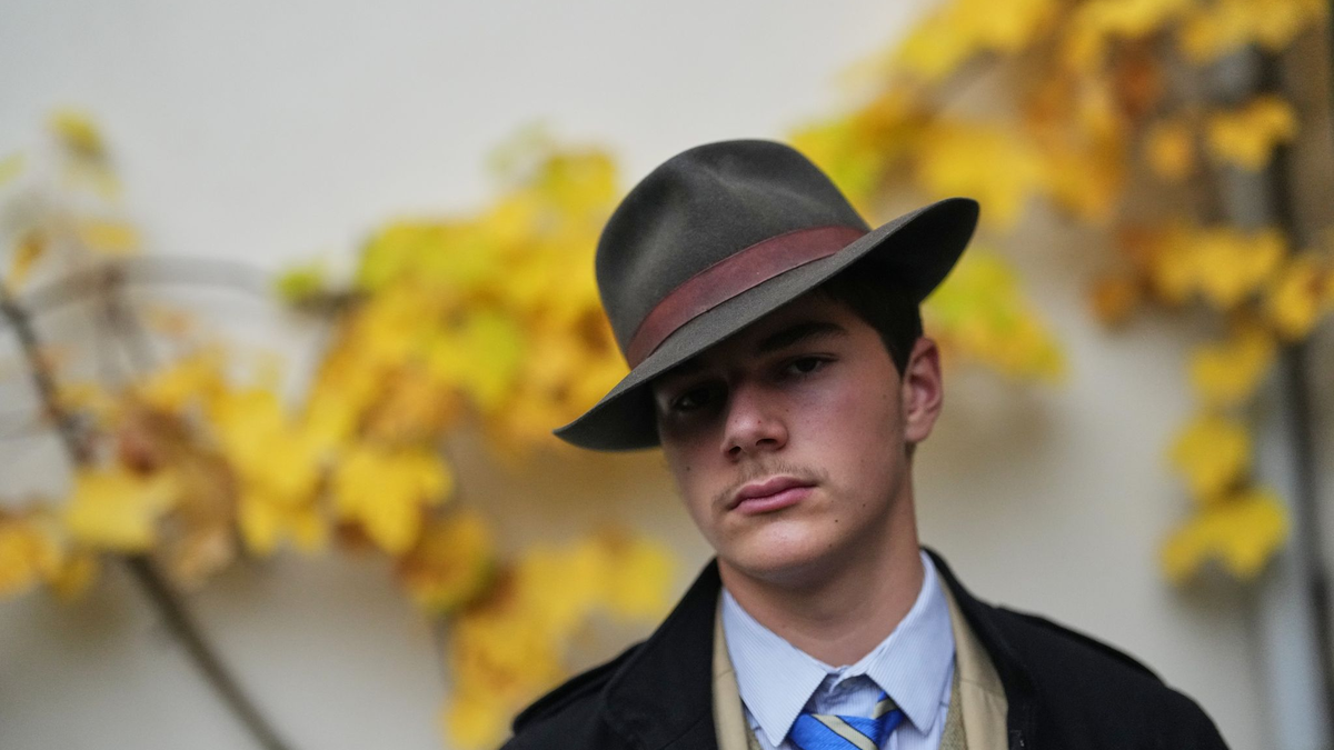 Nachdem ein Schnappschuss von dem Teenager um die Welt ging, gab es viele Spekulationen über seine Identität. (Archivbild) - Foto: Thibault Camus/AP/dpa