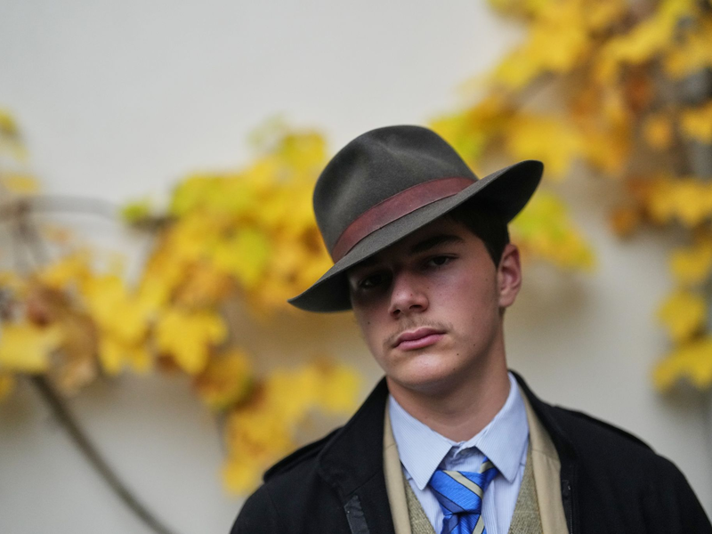 Nachdem ein Schnappschuss von dem Teenager um die Welt ging, gab es viele Spekulationen über seine Identität. (Archivbild) - Foto: Thibault Camus/AP/dpa