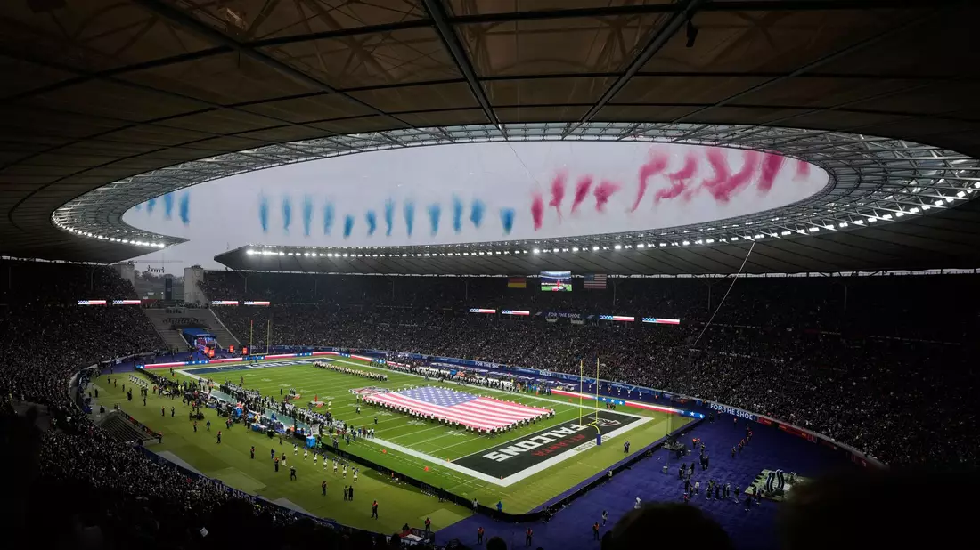 Ausverkauftes Stadion: Rund 72.000 Fans waren dabei.  - Bild: Markus Schreiber/AP/dpa