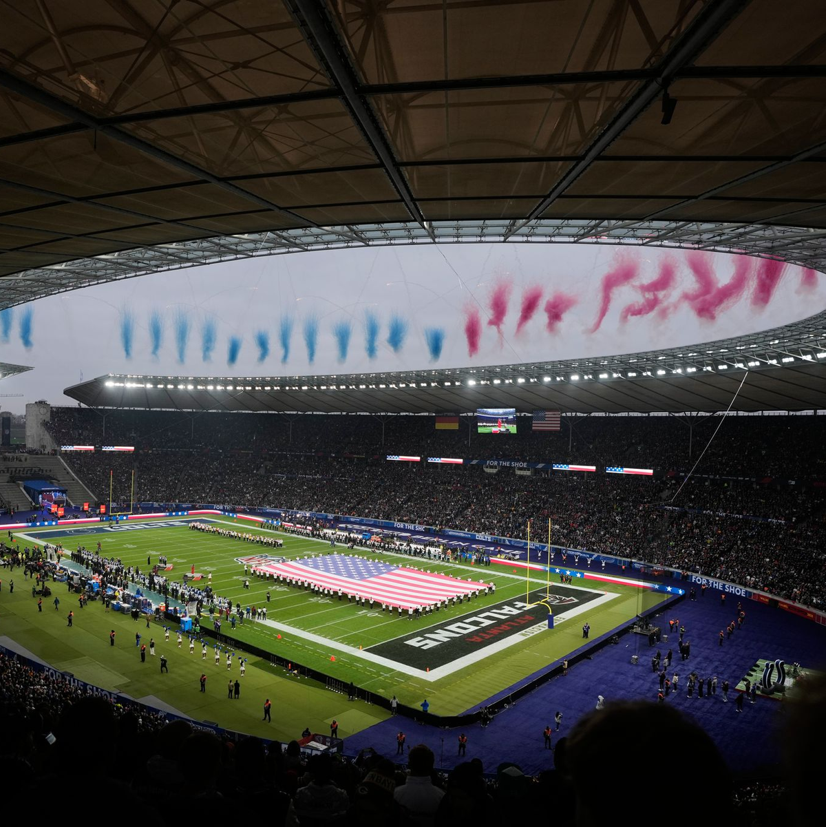 Ausverkauftes Stadion: Rund 72.000 Fans waren dabei.  - Foto: Markus Schreiber/AP/dpa