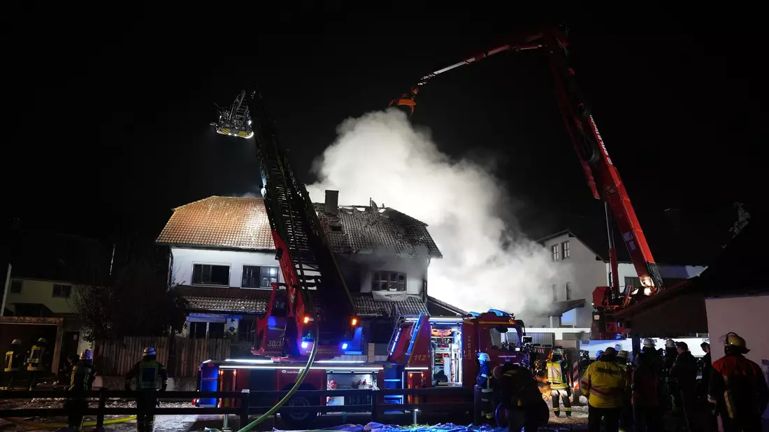 Noch während des Feuerwehreinsatzes wurde der 59 Jahre alte Bewohner vermisst. - Bild: Ehsan Monajati/dpa