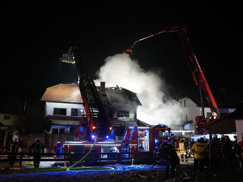 Während des Feuerwehreinsatzes wurde der Hausbewohner vermisst gemeldet. - Foto: Ehsan Monajati/dpa