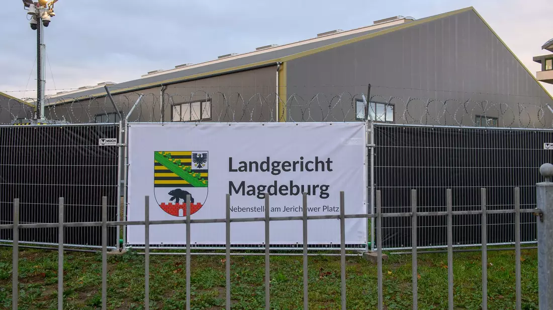 Für den Prozess ist ein Interims-Gerichtsgebäude errichtet worden. (Archivbild) - Bild: Klaus-Dietmar Gabbert/dpa